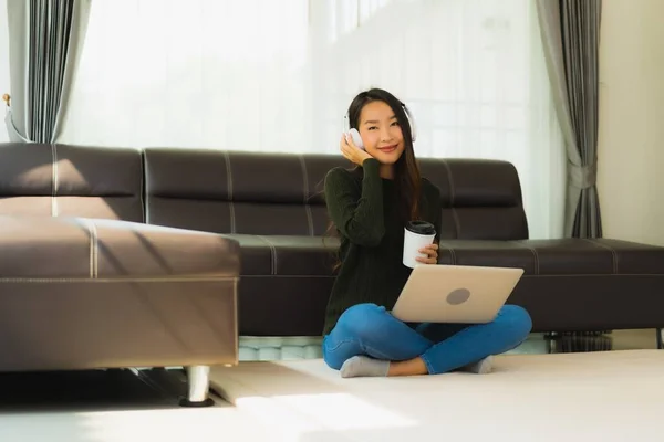 Portret Piękna Młoda Azjatycka Kobieta Używać Laptopa Lub Komputera Słuchawką — Zdjęcie stockowe