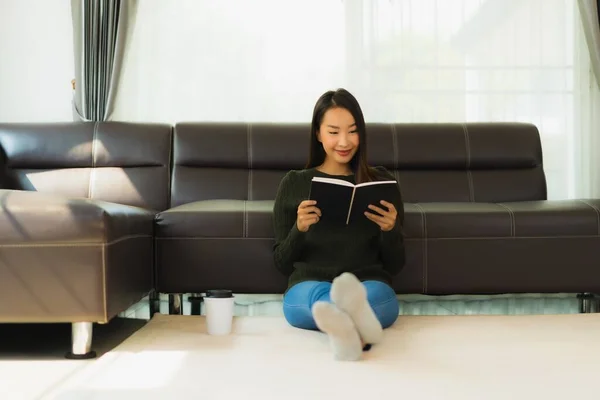 Retrato Hermosa Joven Asiática Mujer Leer Libro Con Taza Café — Foto de Stock