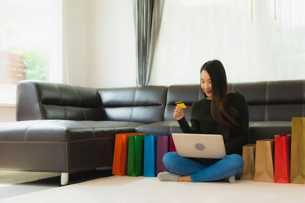 Retrato Hermosa Mujer Asiática Joven Uso Portátil Tarjeta Crédito Con — Foto de Stock