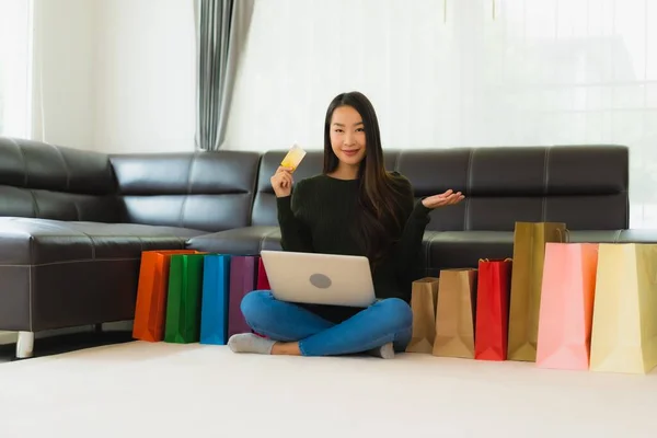 Retrato Hermosa Mujer Asiática Joven Uso Portátil Tarjeta Crédito Con — Foto de Stock