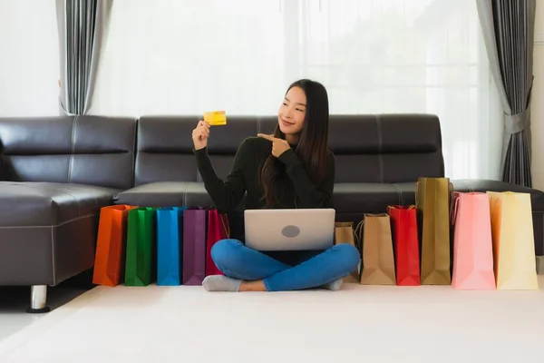 Портрет Красивая Молодая Азиатская Женщина Использовать Ноутбук Кредитную Карту Сумкой — стоковое фото