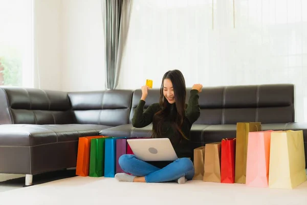 Retrato Hermosa Mujer Asiática Joven Uso Portátil Tarjeta Crédito Con — Foto de Stock