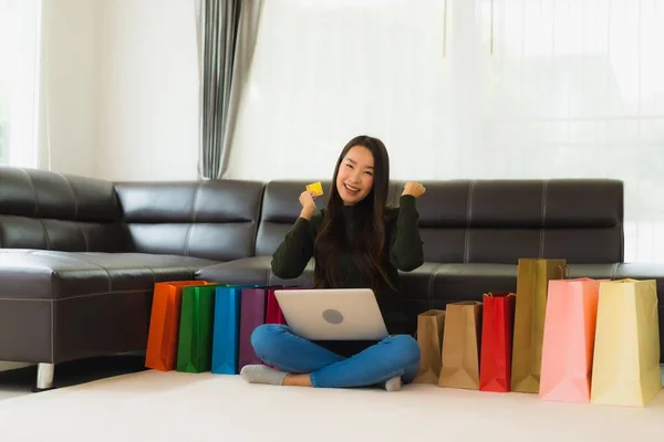 Retrato Hermosa Mujer Asiática Joven Uso Portátil Tarjeta Crédito Con — Foto de Stock