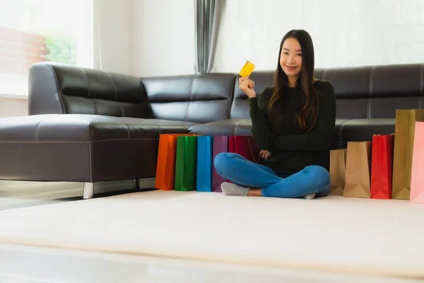 Retrato Hermosa Mujer Asiática Joven Con Bolsa Compras Tarjeta Crédito — Foto de Stock