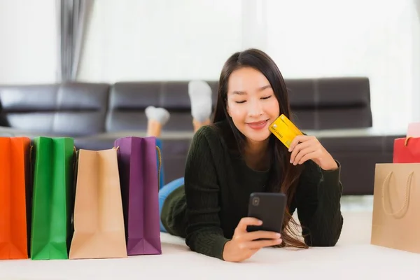 Portret Pięknej Młodej Azjatyckiej Kobiety Torbą Zakupy Kartą Kredytową Telefonem — Zdjęcie stockowe