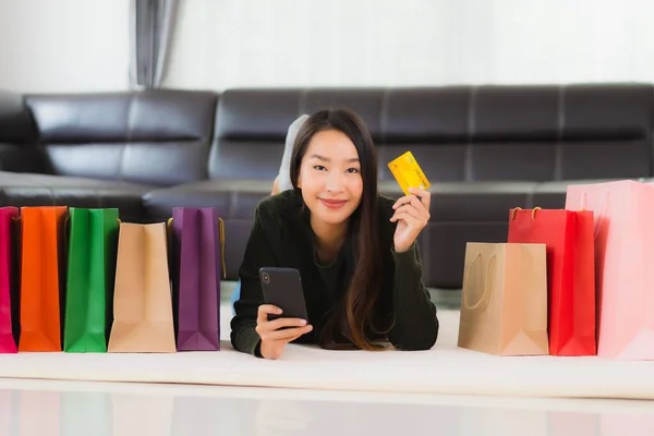 Portret Mooie Jonge Aziatische Vrouw Met Boodschappentas Creditcard Met Mobiele — Stockfoto