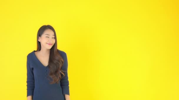 Záběry Krásné Asijské Ženy Izolované Žluté — Stock video