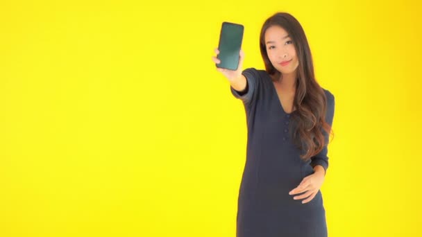 Metraje Hermosa Mujer Asiática Mostrando Teléfono Inteligente Con Pantalla Blanco — Vídeo de stock