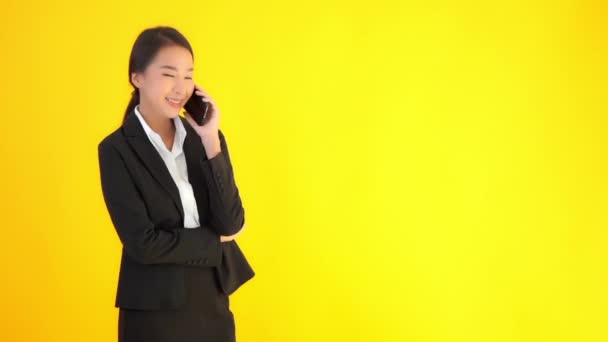 Séquences Belle Femme Affaires Asiatique Costume Noir Parlant Par Téléphone — Video