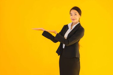 Güzel portre genç iş kadını Asyalı mutlu gülücük sarı izole arka planda birçok eylem