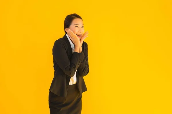 美しい肖像若いビジネスアジアの女性幸せな笑顔で多くのアクションで黄色隔離された背景 — ストック写真