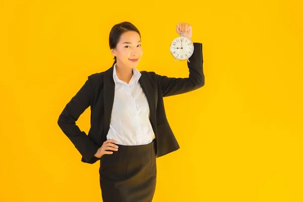 Porträtt Vacker Ung Asiatisk Kvinna Visa Klockslag Eller Larm Gul — Stockfoto
