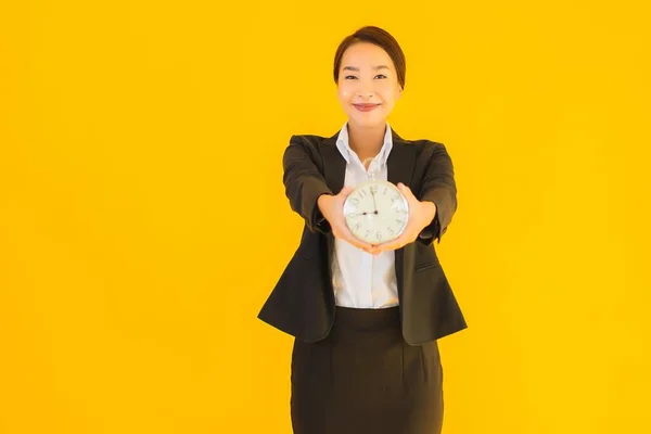 Retrato Hermosa Joven Asiática Mujer Mostrar Hora Del Reloj Alarma —  Fotos de Stock