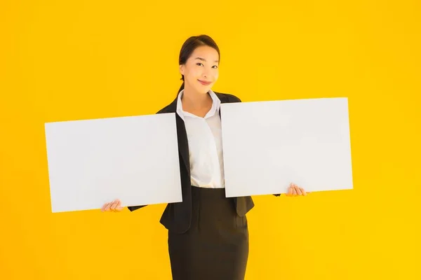 Hermoso Retrato Joven Asiático Mujer Mostrar Vacío Blanco Tablero Amarillo — Foto de Stock