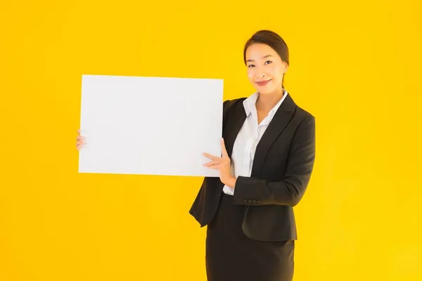 Hermoso Retrato Joven Asiático Mujer Mostrar Vacío Blanco Tablero Amarillo — Foto de Stock