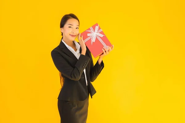 Portret Piękna Młoda Azjatycka Kobieta Pokazać Czerwony Prezent Pudełko Uśmiechem — Zdjęcie stockowe