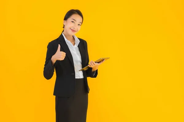 Portret Mooie Jonge Aziatische Vrouw Gelukkig Glimlach Met Slimme Tabletten — Stockfoto