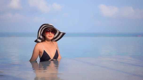 Filmagem Bela Jovem Mulher Asiática Relaxar Torno Piscina Hotel Resort — Vídeo de Stock