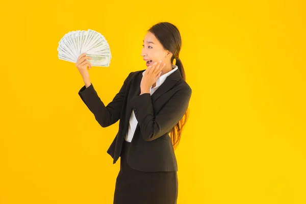 Krásný Portrét Mladá Asijská Žena Spoustou Peněz Žlutém Izolovaném Pozadí — Stock fotografie