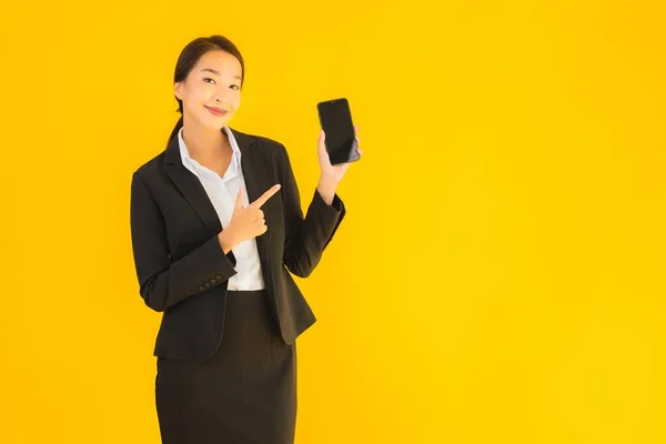 Portret Mooie Jonge Business Aziatische Vrouw Met Slimme Mobiele Telefoon — Stockfoto