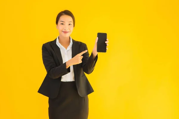 Portrét Krásná Mladá Obchodní Asijská Žena Chytrým Mobilním Telefonem Šálek — Stock fotografie