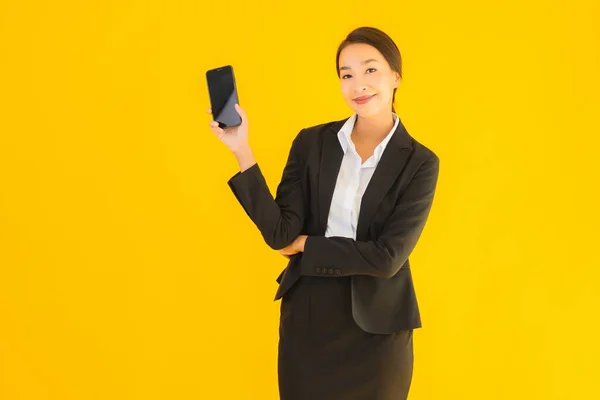 Portrait Belle Jeune Femme Asiatique Affaires Avec Téléphone Portable Intelligent — Photo