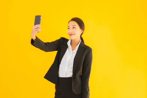 Porträt Schöne Junge Business Asiatin Mit Smartphone Und Kaffeetasse Auf — Stockfoto