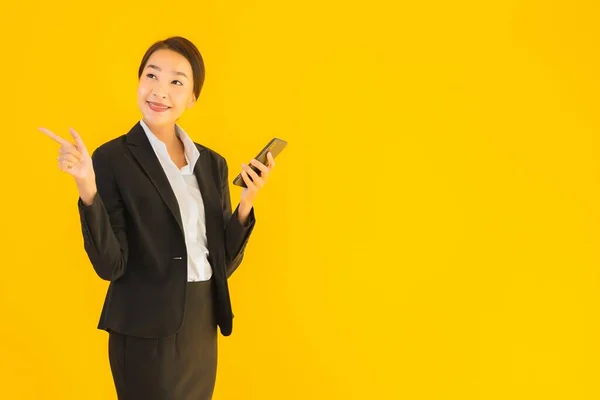 Porträt Schöne Junge Business Asiatin Mit Smartphone Und Kaffeetasse Auf — Stockfoto