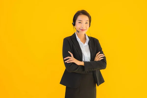 Retrato Hermosa Joven Mujer Asiática Negocios Con Auriculares Auriculares Para —  Fotos de Stock