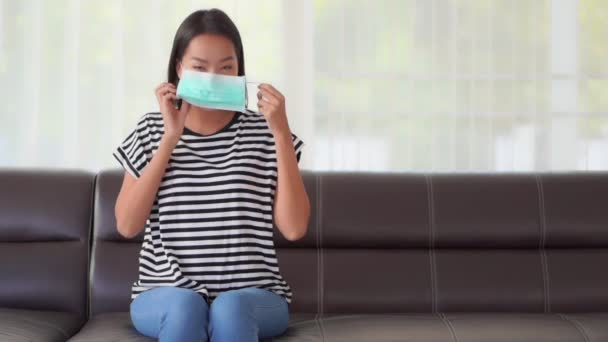 Beeldmateriaal Van Mooi Jong Aziatisch Vrouw Zetten Medisch Masker Bank — Stockvideo