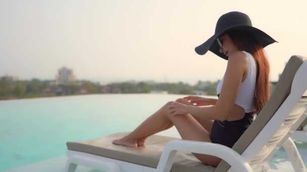 Filmaufnahmen Von Schönen Jungen Asiatischen Frau Entspannen Rund Den Swimmingpool — Stockvideo