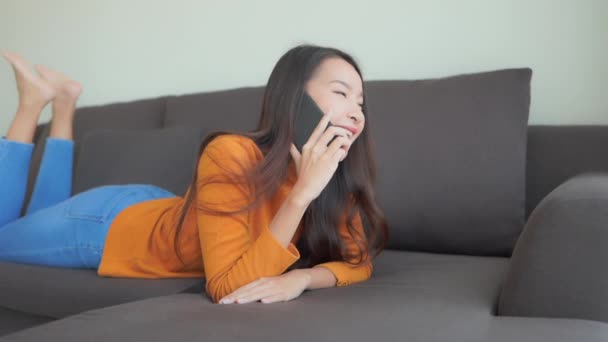 아름다운 아시아 여성이 전화로 이야기하는 — 비디오