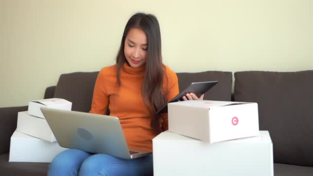 Metraje Hermosa Mujer Asiática Trabajando Casa Con Paquetes Cajas — Vídeos de Stock