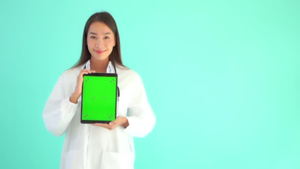 Кадри Красивої Азіатської Жінки Лікар Тримає Планшет Зеленим Порожнім Екраном — стокове відео