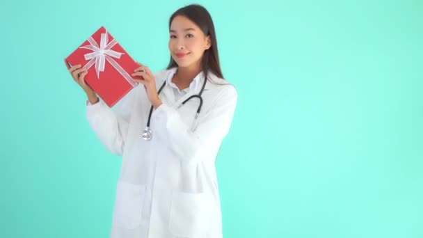 Imagens Bonito Asiático Feminino Médico Segurando Vermelho Caixa Presente Isolado — Vídeo de Stock