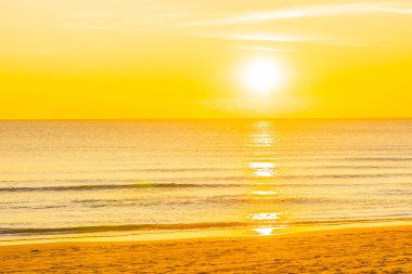 Günbatımında ya da gün doğumunda seyahat için güzel tropikal doğa deniz okyanusu