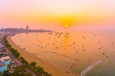 Pattaya şehri Tayland 'ın etrafında mimari yapıları ve gemileri olan güzel tropikal sahil okyanus körfezi.