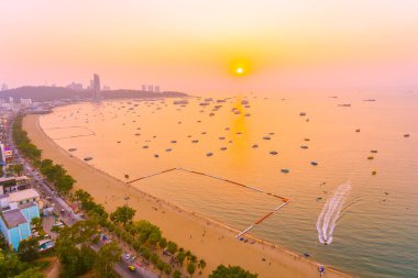 Pattaya şehri Tayland 'ın etrafında mimari yapıları ve gemileri olan güzel tropikal sahil okyanus körfezi.