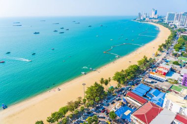 Beyaz bulut mavi gökyüzü ve Tayland 'ın Pattaya şehrindeki mimari yapı çevresindeki güzel tropikal sahil okyanus körfezi.