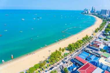 Beyaz bulut mavi gökyüzü ve Tayland 'ın Pattaya şehrindeki mimari yapı çevresindeki güzel tropikal sahil okyanus körfezi.