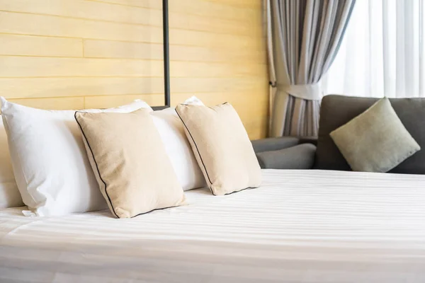 Otel Odasındaki Yatak Odasının Dekorasyonunda Beyaz Rahat Yastık — Stok fotoğraf