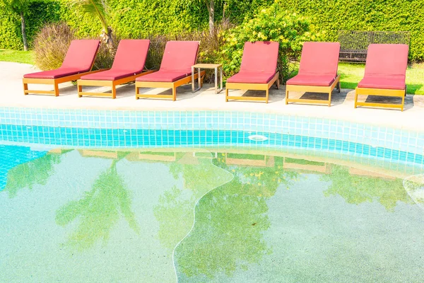 Hermosa Silla Vacía Alrededor Piscina Aire Libre Complejo Hotelero Para — Foto de Stock