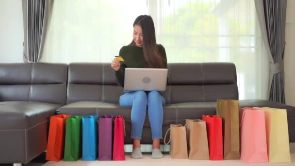 Πλάνα Από Όμορφη Νεαρή Ασιατική Γυναίκα Κάνει Shopping Φορητό Υπολογιστή — Αρχείο Βίντεο