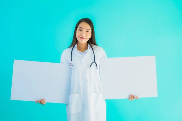 Retrato Hermosa Joven Asiática Médico Mujer Con Tarjeta Vacía Cartel — Foto de Stock