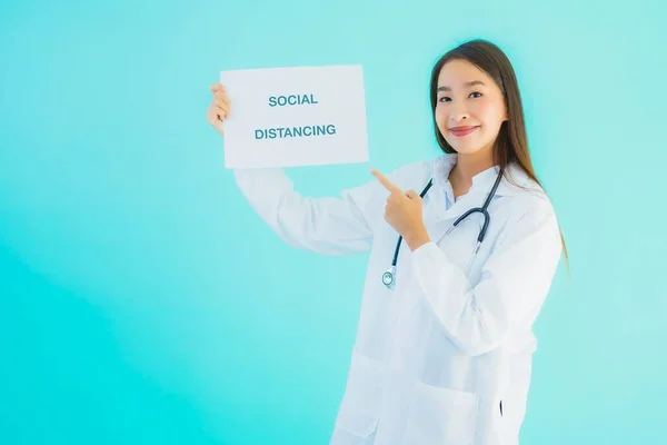 Retrato Bonito Jovem Asiático Médico Mulher Com Sinal Papel Com — Fotografia de Stock