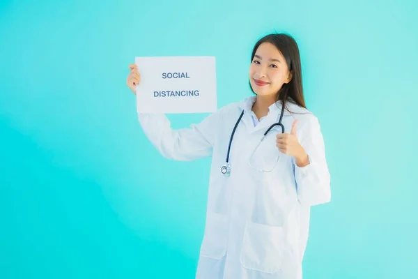 Retrato Bonito Jovem Asiático Médico Mulher Com Sinal Papel Com — Fotografia de Stock