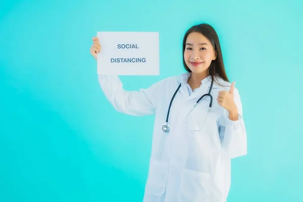 Retrato Bonito Jovem Asiático Médico Mulher Com Sinal Papel Com — Fotografia de Stock