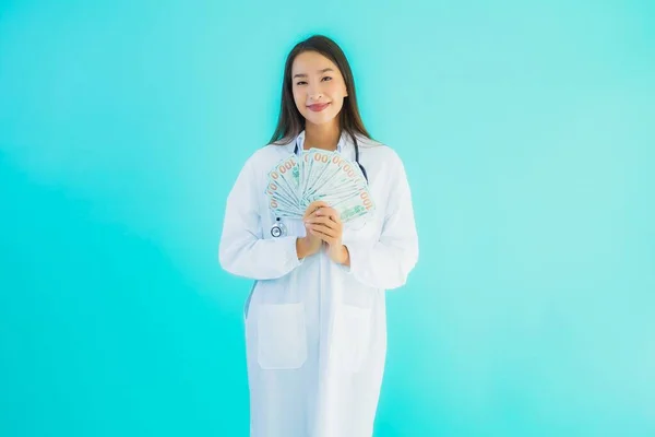 Güzel Asyalı Genç Doktor Kadın Portresi Mavi Izole Edilmiş Arka — Stok fotoğraf