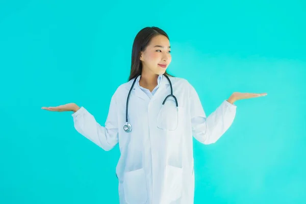 Porträt Schöne Junge Asiatische Ärztin Mit Stethoskop Für Den Einsatz — Stockfoto