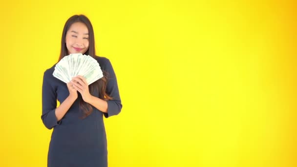 Séquences Belle Femme Asiatique Tenant Tas Argent Isolé Sur Jaune — Video